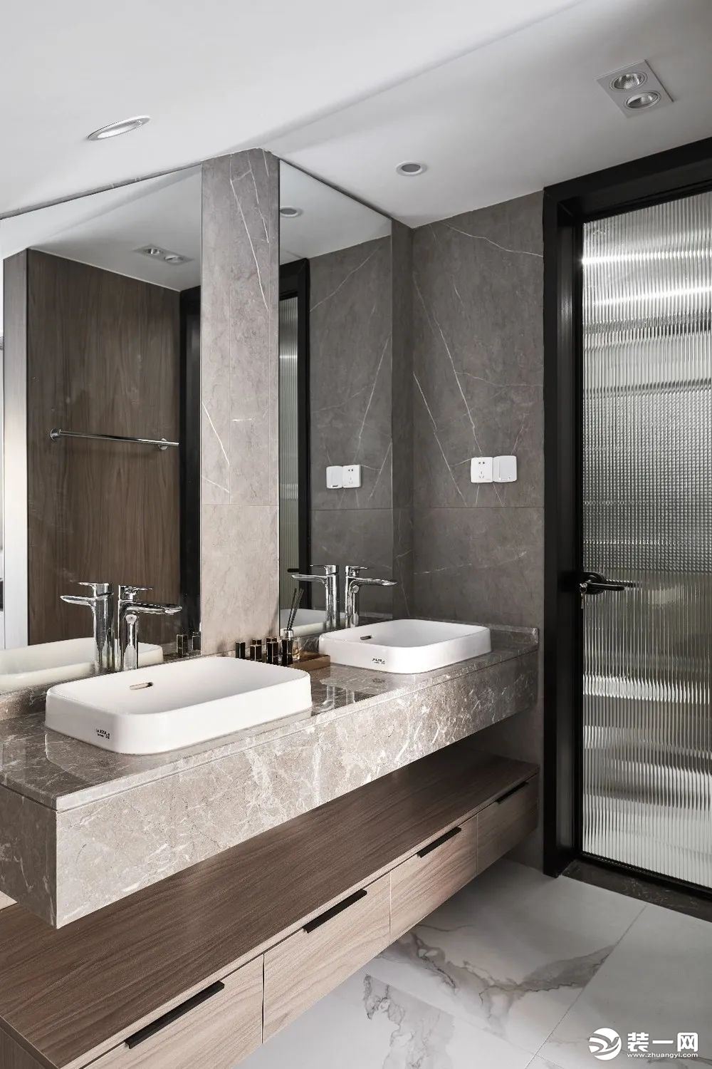 卫生间的洗手盆外置在过道区，设置双人位洗手台，整个空间显得现代低调而又品质优雅。