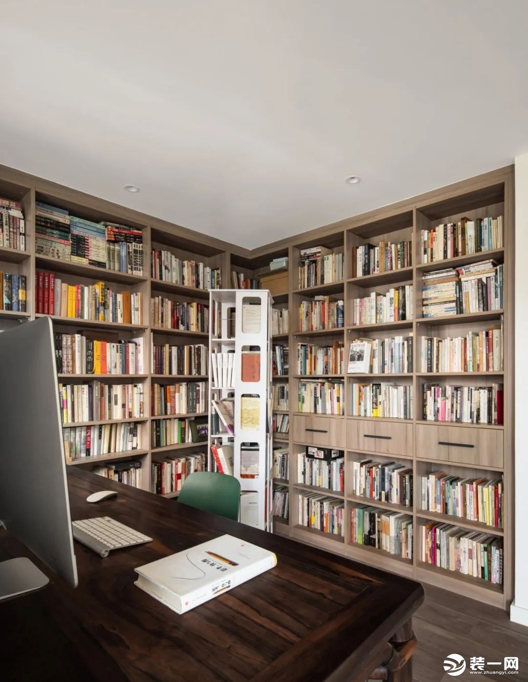 书房一整面墙打造L型书架，置满居者喜爱的历史书刊，呈现出更加规整的空间感。