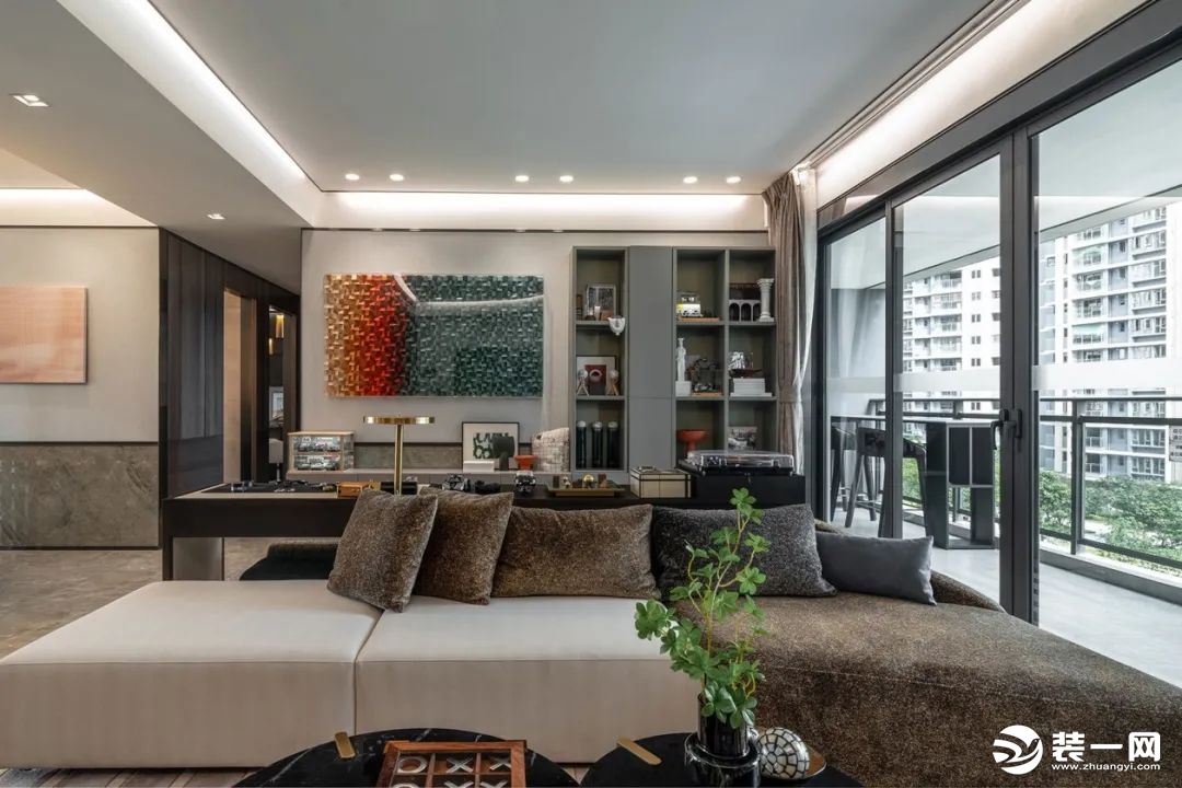 客厅空间整体呈现为优雅格调、精致品位、经典情怀的考究集合。