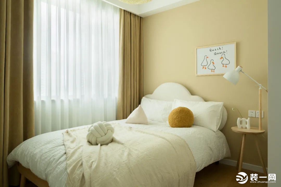 在设计儿童房时最能勾起童心，软糯的奶黄色作为儿童房的主色调。