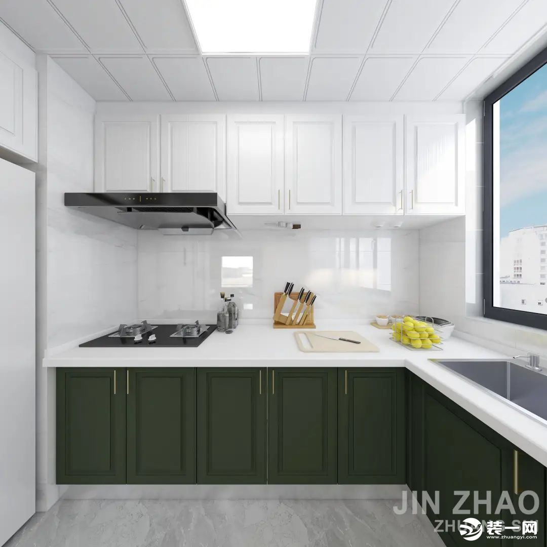 厨房整体使用白色，白色吊柜、墙面吊顶，干净明亮，地柜采用墨绿色调，打造法式复古的感觉。