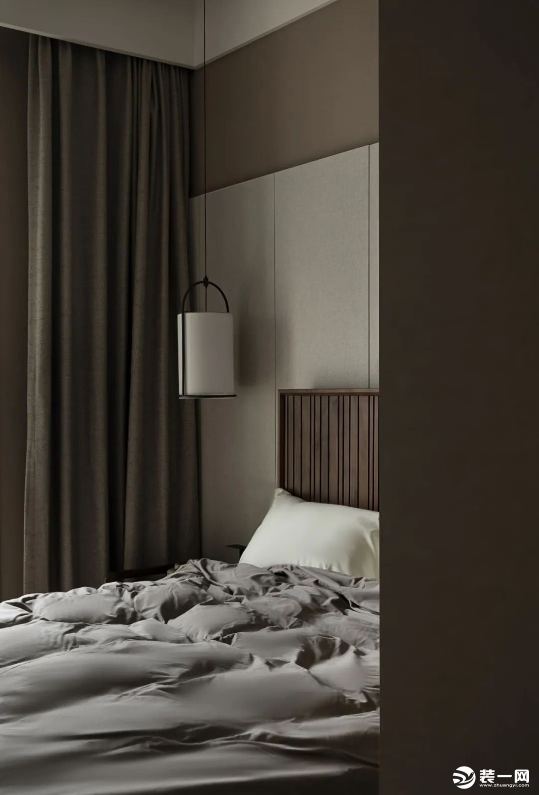 延续整体的温暖色调，以新中式的床具让空间更显沉稳，精致细腻的设计风格将简约优雅的氛围渲染。