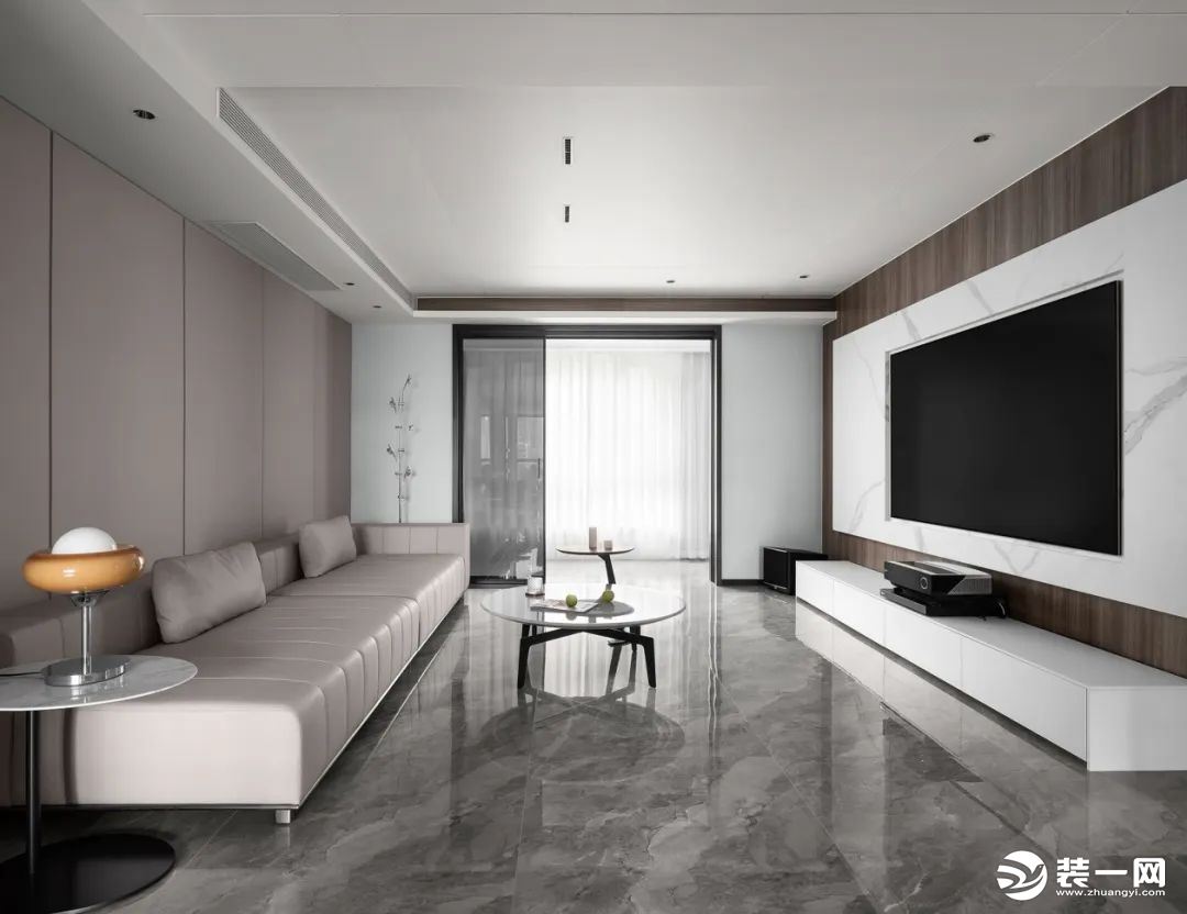 在格局朗阔方正的客厅里，淡粉色与白色的默契配合构成了谦和底色，静谧舒适。