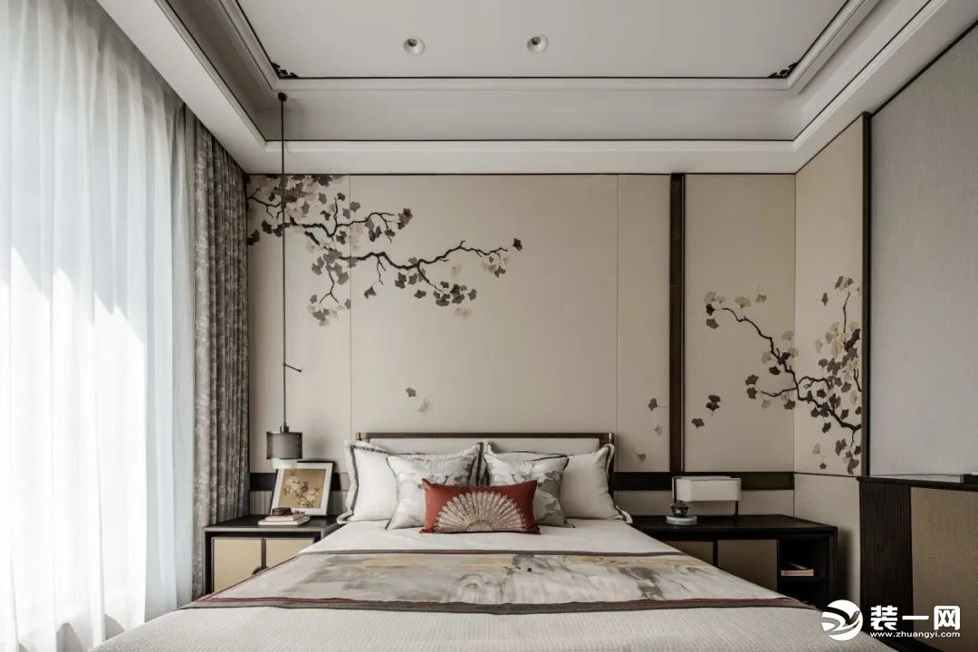 次卧处处透露着淡雅的气息，设计师赋予每件单品以暗合东方主题的内涵，质感与舒适，艺术与温度。