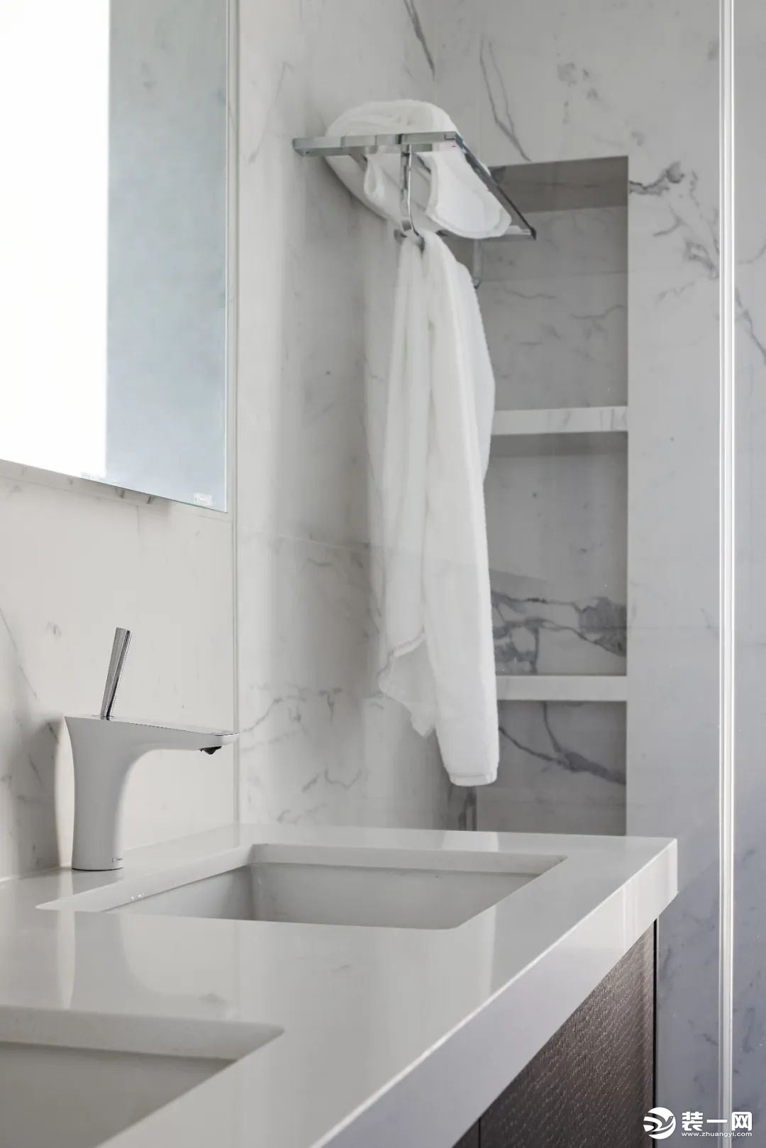 大量的纯白卫浴用具搭配白色大理石地砖，从视觉上放大空间，令卫生间更加清爽明亮。