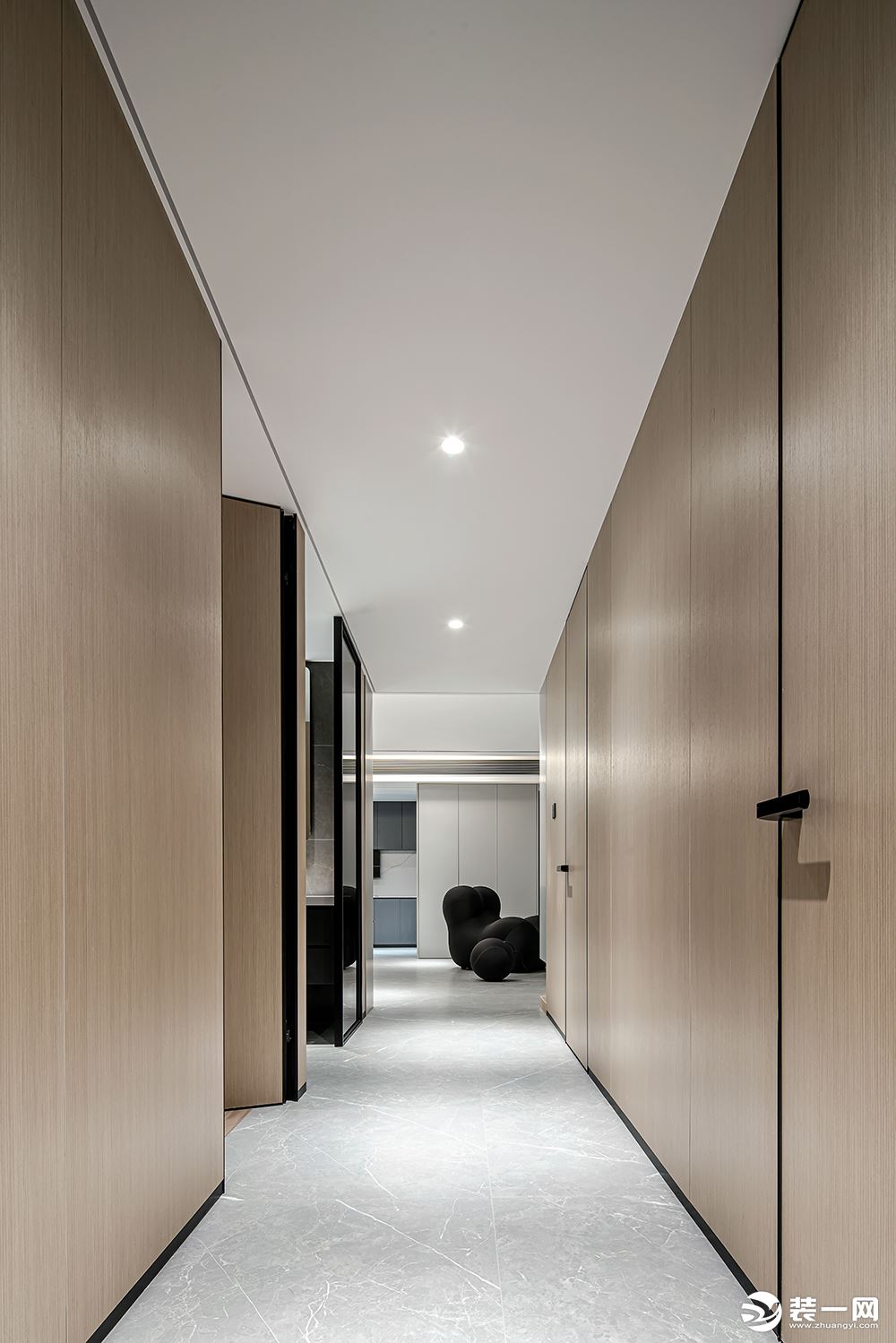 在通道延伸至房间采用原木材质及免漆板进入，让空间在酷炫的基础上增加家庭温度。