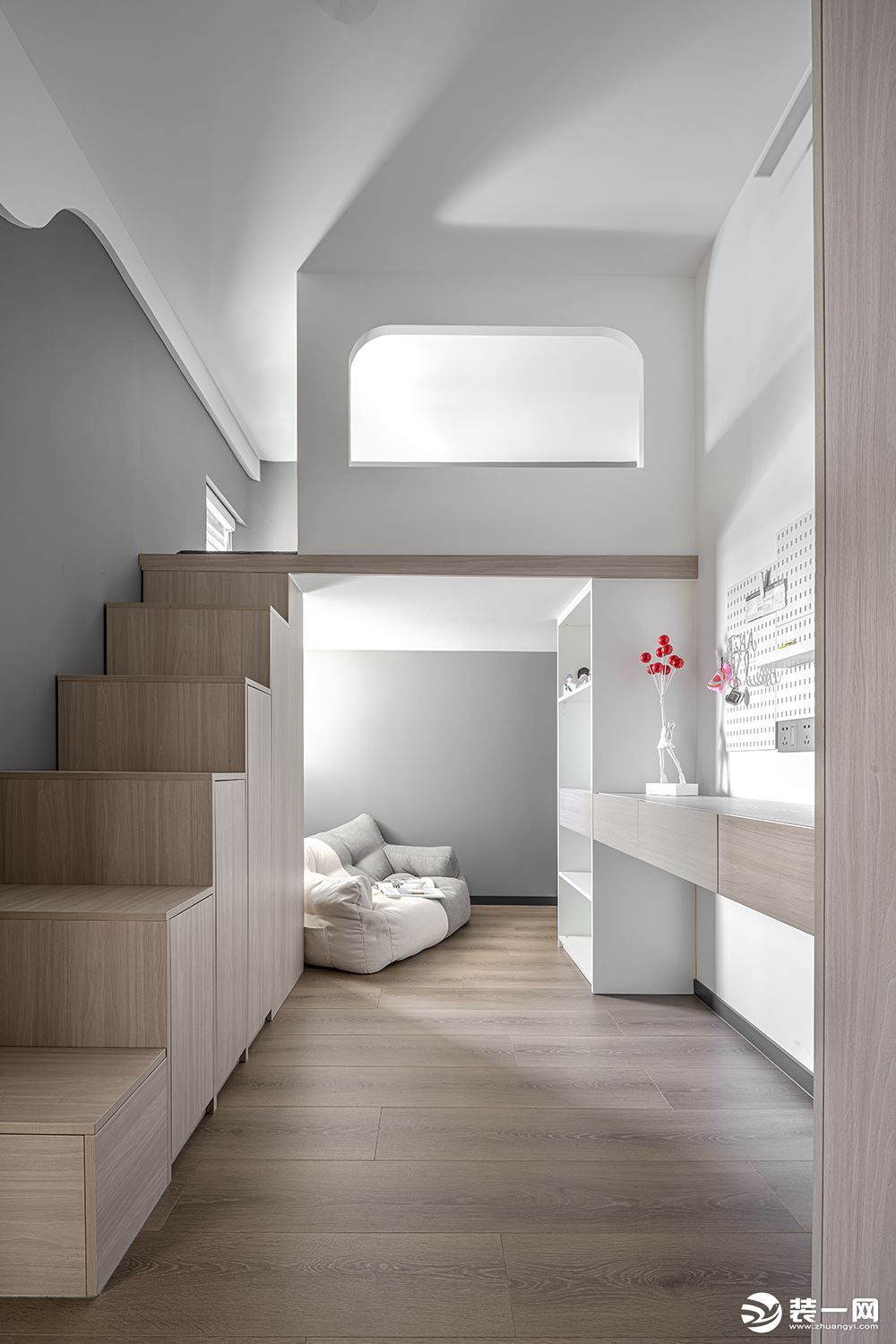 设计师按小阁楼的设计模式规划了二层的睡眠区，满足一个拥有属于自己私密小天地的小心愿。
