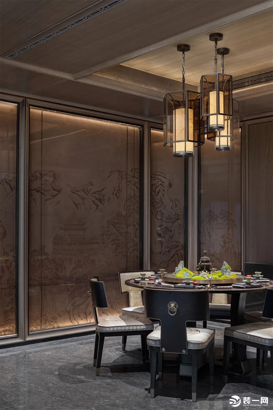 餐厅墙顶连通形成整体，背景植入江阴古建筑轮廓画，表面再增加夹丝玻璃，形成双层叠加的中式朦胧感。