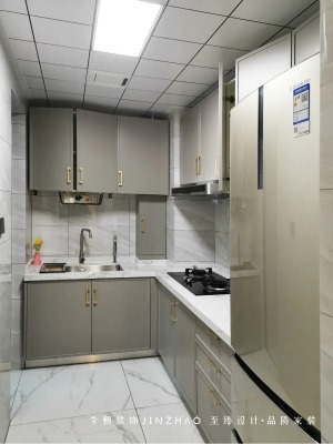 干净明亮的厨房，整体灰色和白色结合，L型布局，空间利用到极致。