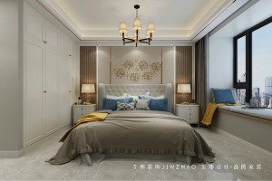 卧室还是采用对称设计，木珊栏纹路装饰墙面，灰褐色随着玫瑰金线条，低调优雅。花瓣的钛金饰物是空间中的亮