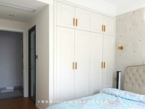 墙内镶嵌定制衣柜，乳白色与墙面颜色基本一致根据整体感。