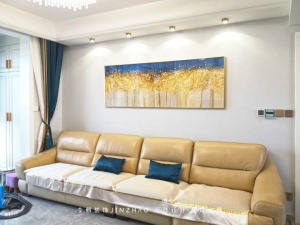 沙发背景墙更加简约自然，只一幅艺术挂画与皮质沙发和窗帘颜色相辅相成，奢华低调。