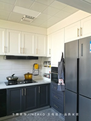 厨房与餐厅相连，开放餐厨，统一定制蓝白橱柜，深浅搭配空间更加层次分明。