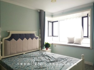 墙面刷成浅绿色，清新舒缓，飘窗铺上软垫更加舒适。