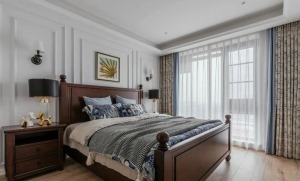 主卧延续次卧风格，深咖色的美式家具质感十足，床头背景用线条勾勒造型