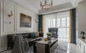 客厅，黑色皮质沙发搭配胡桃木茶几，大理石纹地砖加铺地毯，加入黄色、蓝色提亮整个空间
