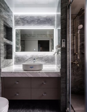 卫生间采用悬浮卫浴柜设计，卫生无死角。无框壁挂LED智能浴室镜，一键触摸，背光开启，整个光环环绕模式