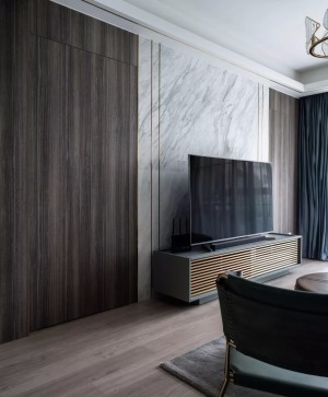 灰蓝色的电视柜，木栅格的条纹，色调的组合，在白色理石的色块背景下，产生清爽轻盈的视觉体验。
