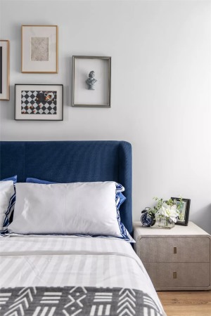 床头柜上可以用来摆放挂画、书籍和绿植等，也是卧室装饰中的重点，整个卧室的设计会更偏向于现代风。