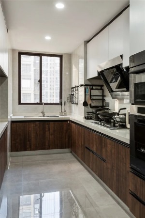 厨房依旧是选择原木色与大理石对比，层次分明、简洁大方，充足的收纳空间使屋主的日常操作更加便利。