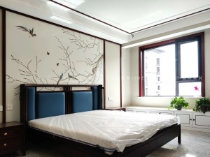 新中式风格卧室，花鸟背景墙给人一种宁静致远的感觉。