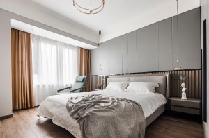 主臥套房具備起居室+衣帽間的功能，床頭大面積選用冷靜的灰色進行詮釋，演繹一處高級質感的休憩空間。