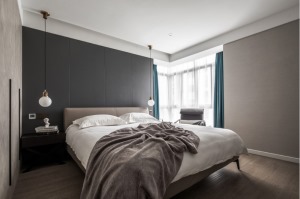 卧室以黑色和棕色为基调，冷静理性的黑色调，透漏出屋主对品质生活的追求。