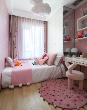 女儿房用粉色为主题打造了一个活泼的童话世界，造型独特的云彩吊灯，圆润可爱的座椅都为空间增添了趣味性。