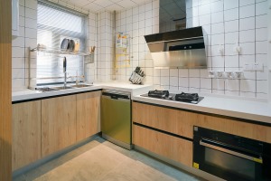厨房采用了高低台面，高台面集合洗碗池、洗碗机，不弯腰。燃气灶在低台面部分，炒菜省力。