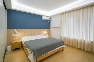 主卧背景用一抹灰蓝色增加房间的色彩，床头是结合背景墙做了一个半墙的护板，简单温馨。