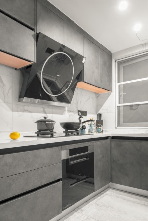 岩板质感定制橱柜和厨房是绝配，便于清理且格调不减，也不会削弱设计感。