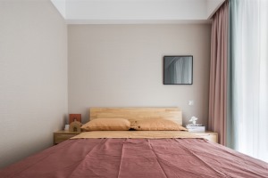 儿童房做为女儿的休息区域，粉色和湖蓝的窗帘结合原木色的床，让房间活泼又不失少女心。