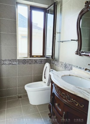 卫生间采用墙砖压地砖工艺，有比较好的美观作用。
