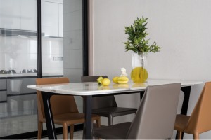 白色圆角餐桌，搭配舒适的黑色+棕色皮艺餐椅，让用餐时光更显温馨。
