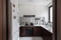 厨房采用对比颜色更为强烈的白色瓷砖与深棕色木纹，交融呼应出生活的本相，交叠出空间层次感。