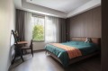 次卧的色调延续整个空间的特色，在风格上保持一致，透过窗帘映入室内的光线与鲜活橙色布艺让睡眠区更为柔软舒适。
