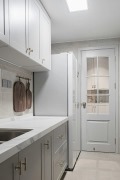 浅灰色橱柜、大理石纹台面搭配金属色拉手，和玄关柜保持一致，增加全屋的整体性。