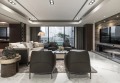 客厅陈列稳重简约的中国式家具，搭配现代皮质沙发。