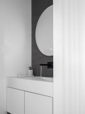 洗手间干湿分离，既遮挡浴室柜体保留视觉美感，也增添了空间通透感。