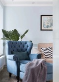 蓝色单人沙发和窗帘增加层次感，充满古典气息的地毯，更添几许美式韵味。