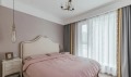 主卧米色铆钉高背床在淡紫色壁纸的修饰下呈现优雅舒适。