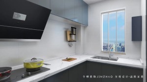 厨房在灰色橱柜与白色砖、台面的基础，宽敞的厨房空间采取L字形的操作台，为主人提供了一个轻松自在的烹饪