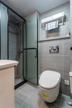 卫生间干湿分离，极大提升了卫生间的使用舒适度。低调沉稳的配色也让整个空间更加简洁。