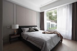 长辈房拉开落地窗帘便能尽览庭院生机，以深浅不一的灰色为基调，营造了一个别致、舒适、放松的卧室氛围。