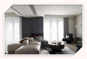 米灰色沙发与深蓝色天鹅绒地毯，再配上棕色的咖啡桌，透露着低调奢华的气息。