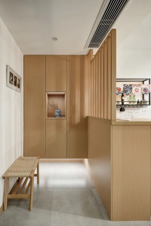 藏顯有道虛實結合，玄關用木格柵裝飾，既劃分出了功能型玄關，又能保持客廳的隱秘感。
