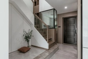 楼梯下方大理石铺设而成的休闲区，增强了整体空间的互动性，实木铺设的楼梯与整屋质朴的风格一样清新温暖。
