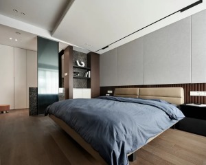白色和深咖啡色的室内家具搭配，再加上木质地板，一个温和又大气的卧室得以凸显，为整个空间增加了些沉稳。