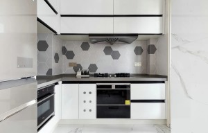 厨房采用黑白灰三色，墙面用不规则的瓷砖拼贴，体现了空间的层次性。