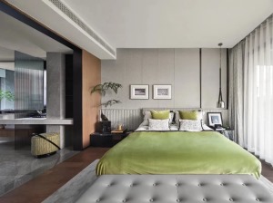 主卧以简单、舒适为主题，灰色的背景墙配上清新绿色床品，营造出宁静平和的休憩环境。